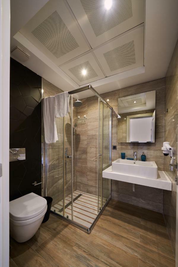 Lara Suite's