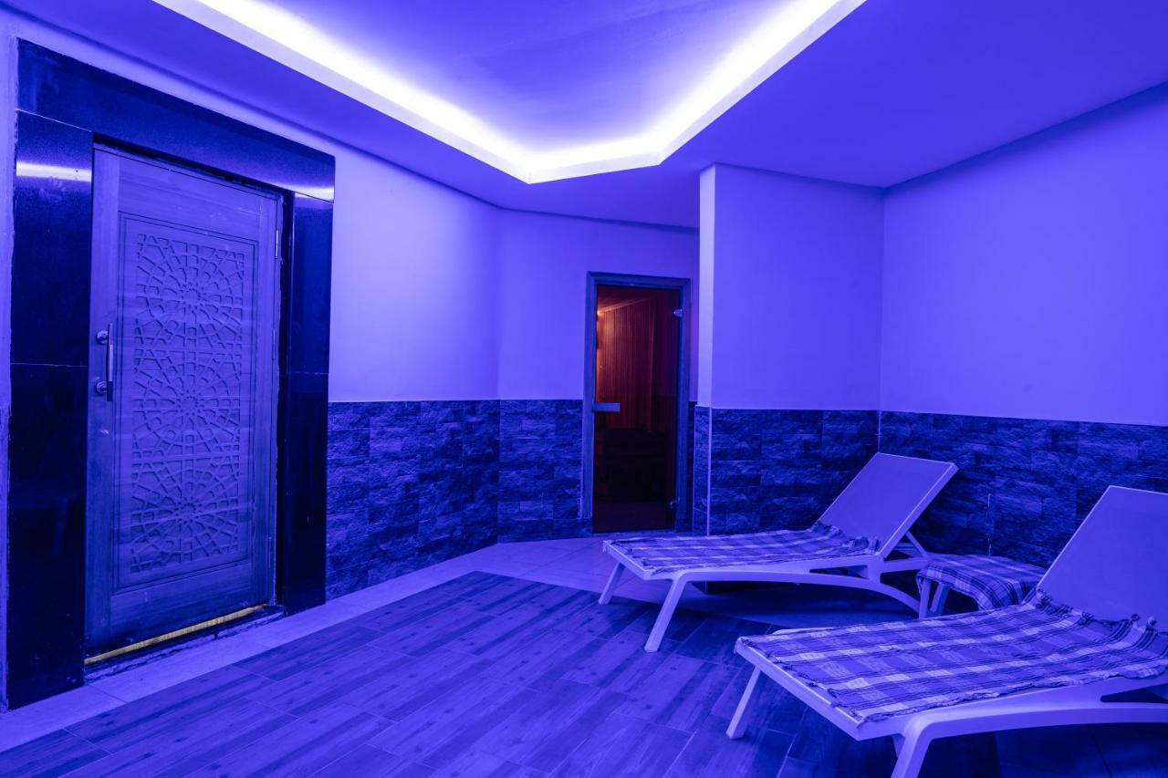 Throne & Hotel 5*