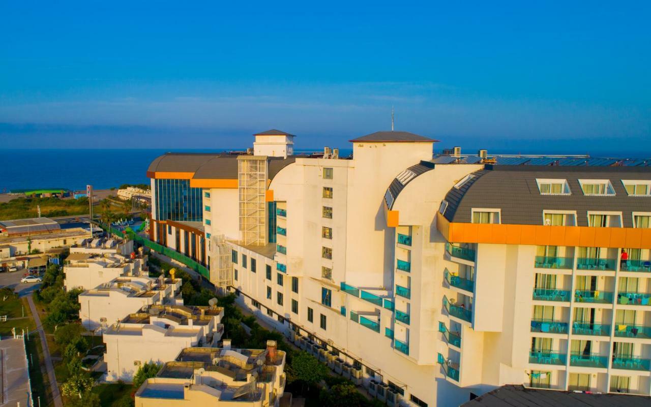 Throne & Hotel 5*