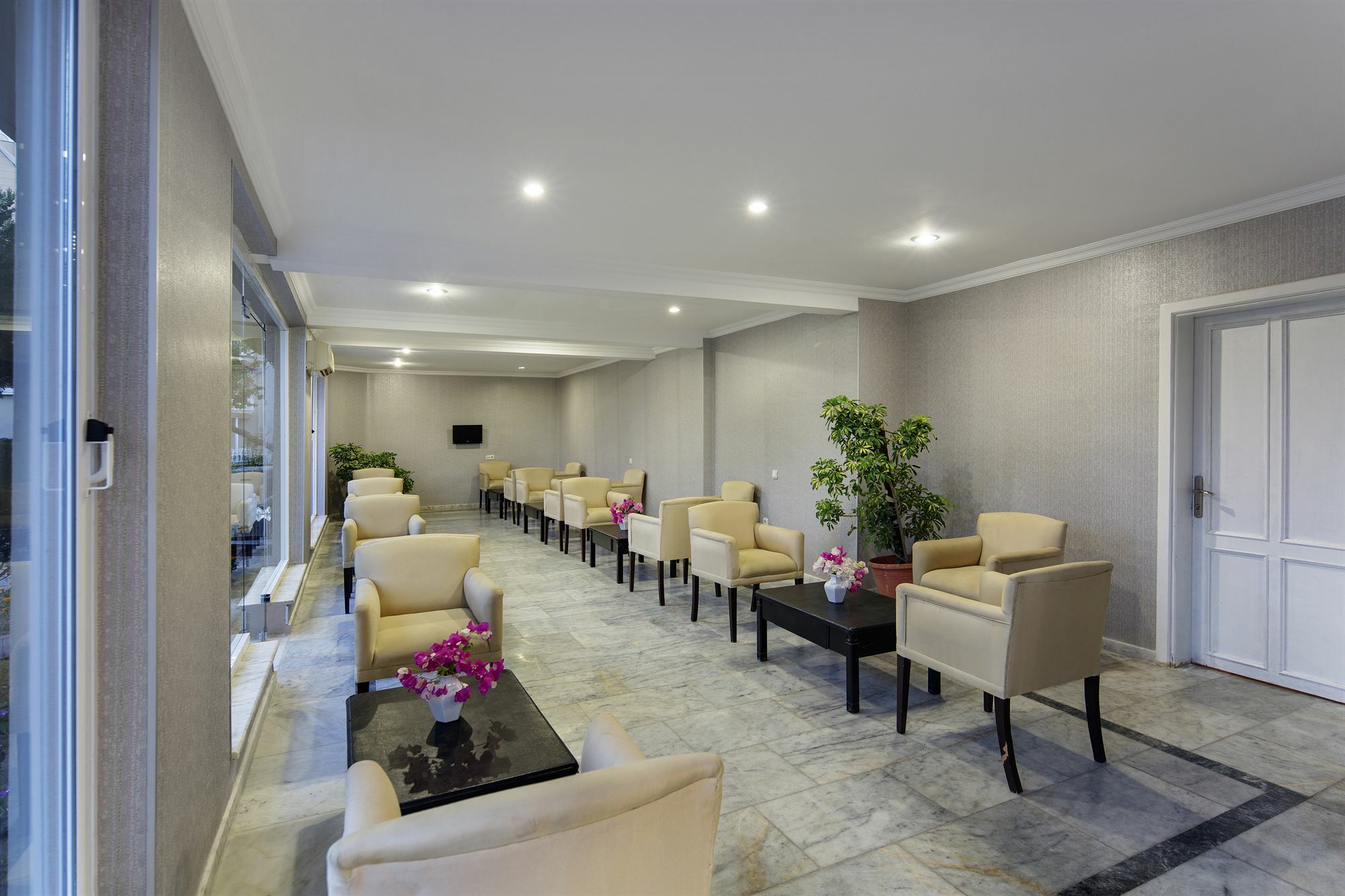 Larissa Club Hotel 4*