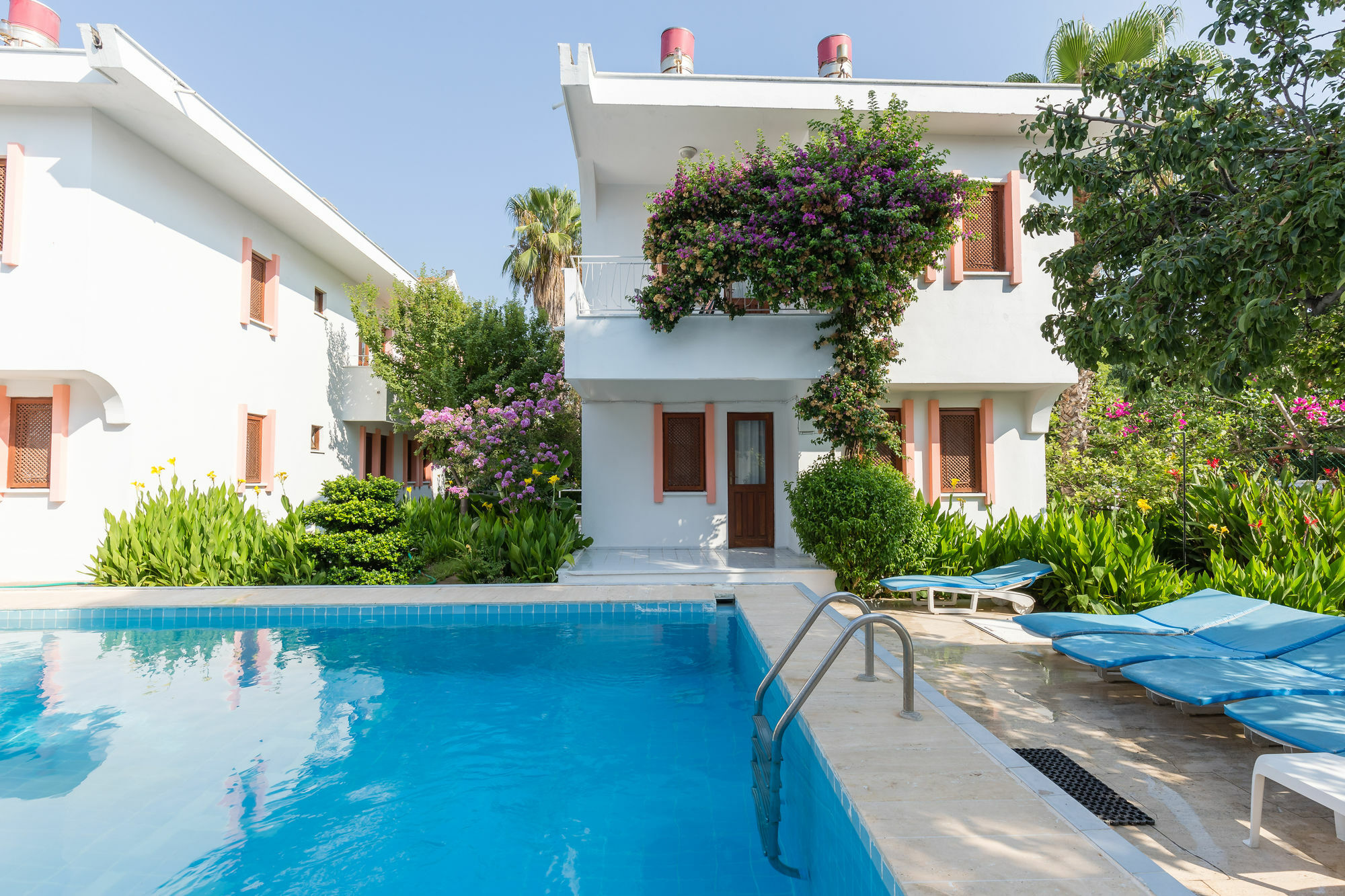 Resort Flower Apart