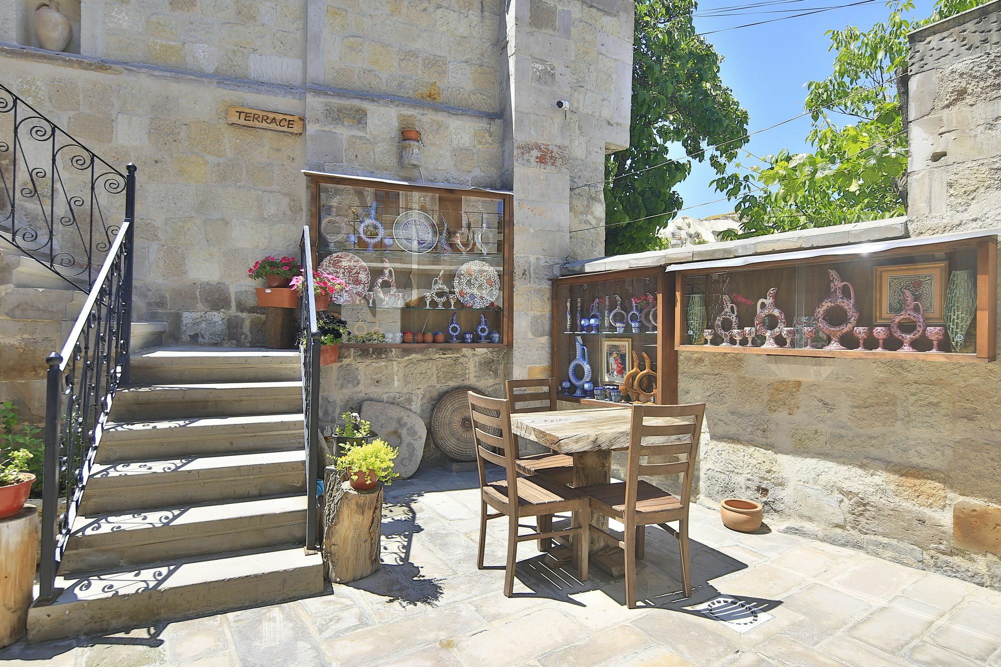 Aren Cave And Art Gallery Hotel 2*