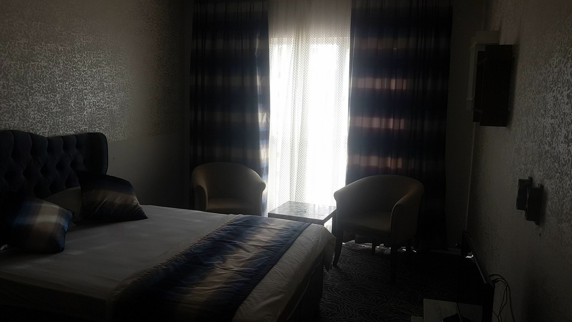 Apartment Rental Suit *