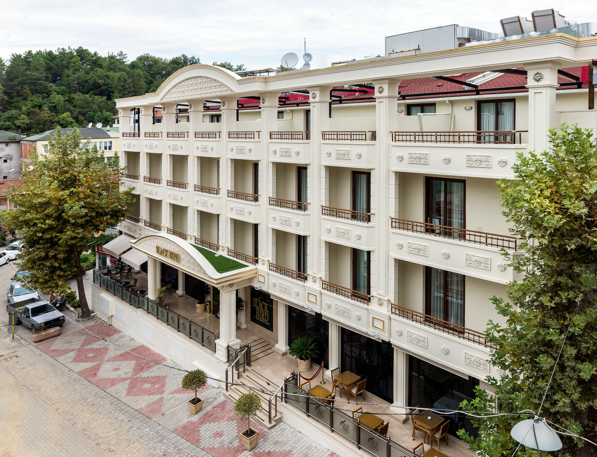 Black Bird Thermal & Hotel