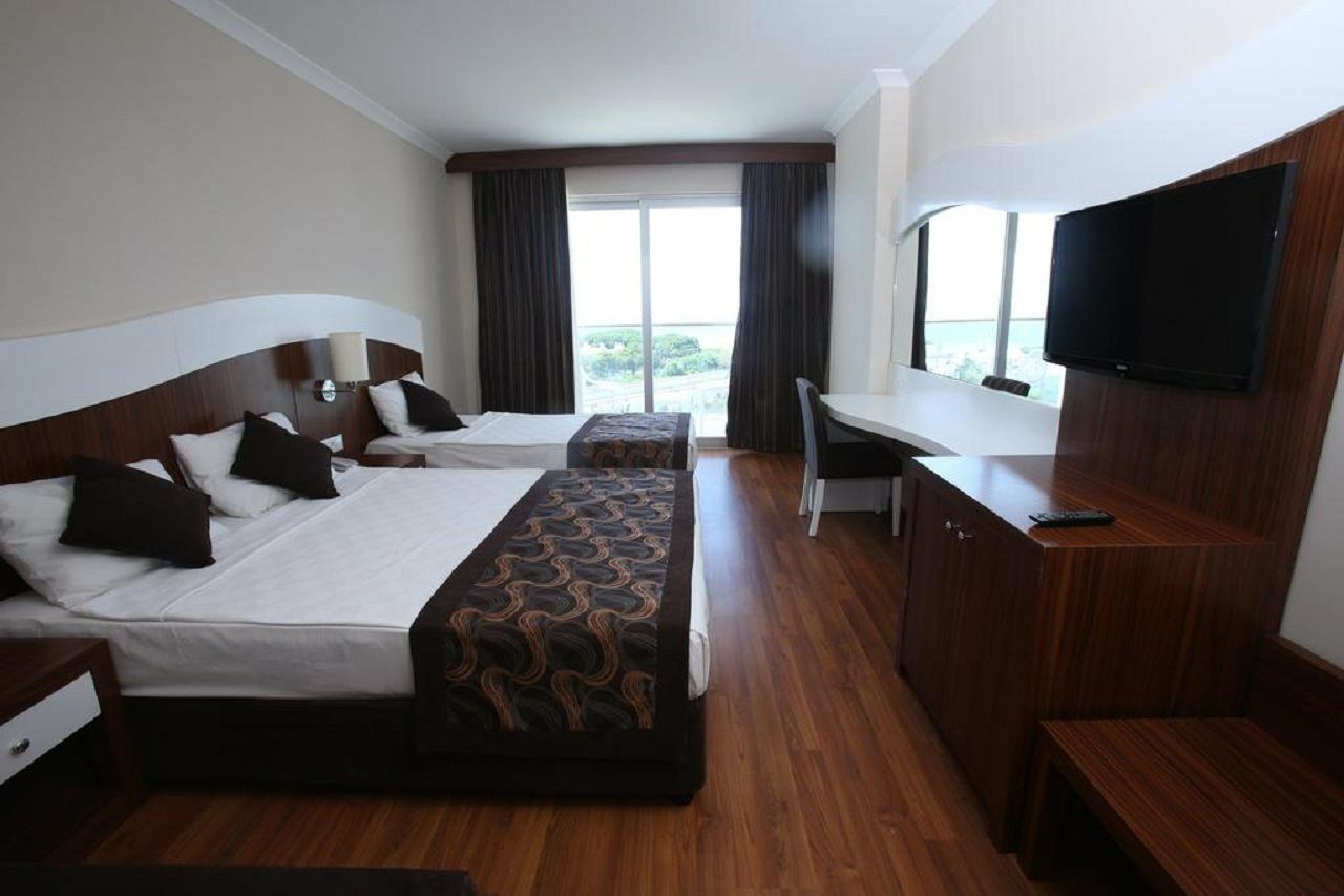 Hotel Throne & Side