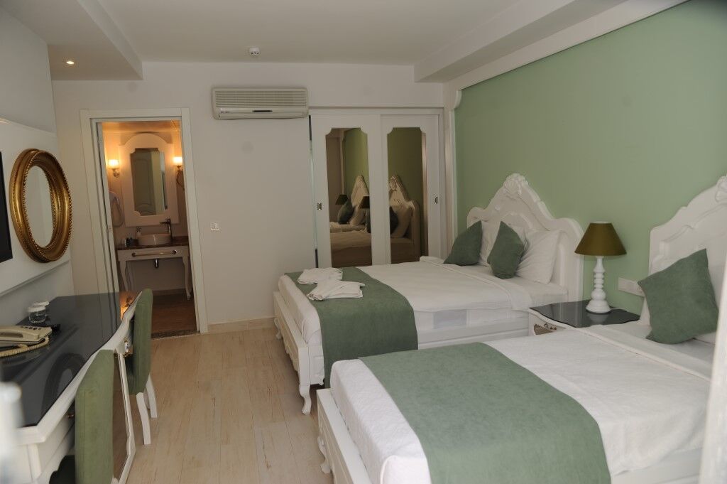 Montebello Deluxe Hotel