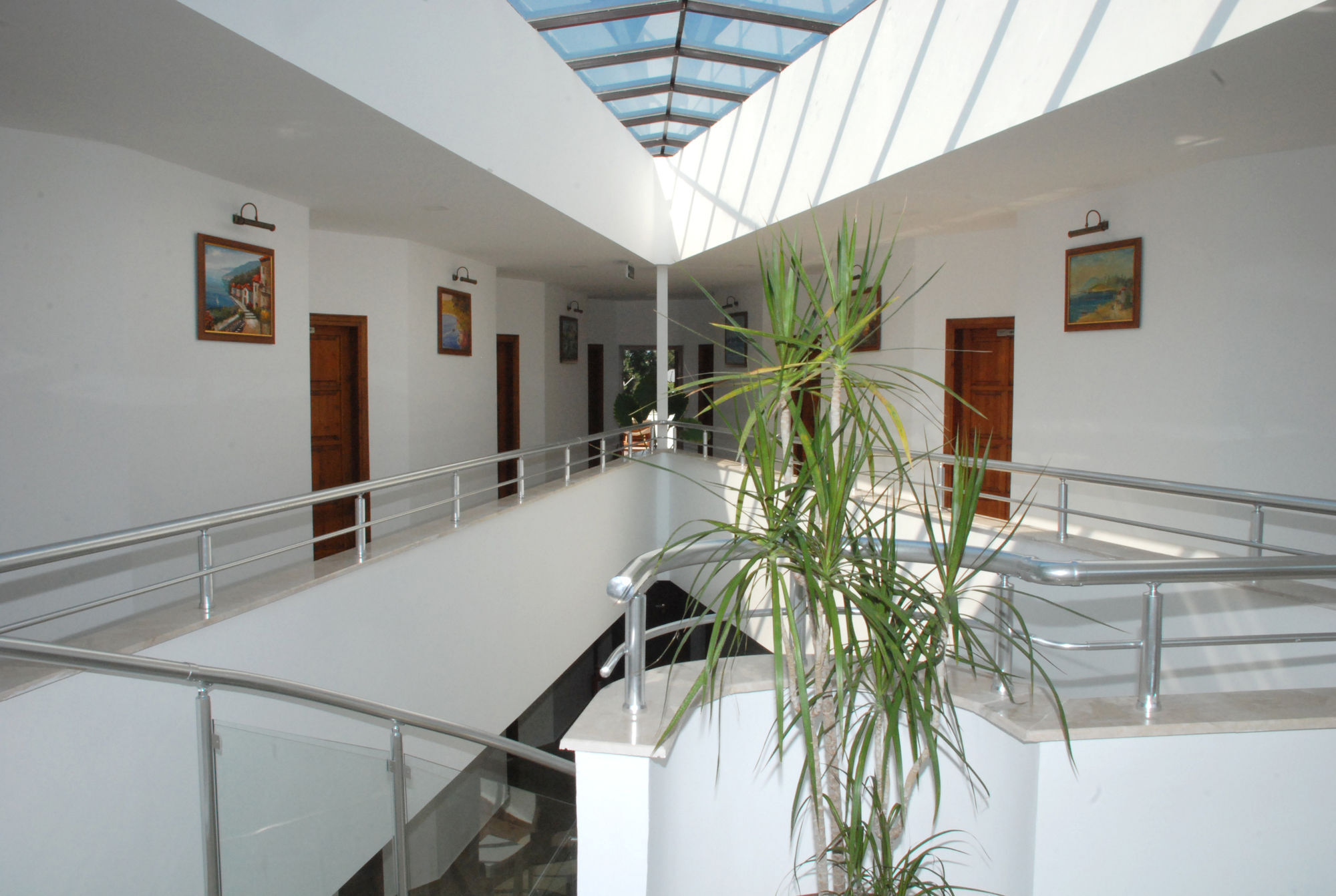 Elegance Hotel