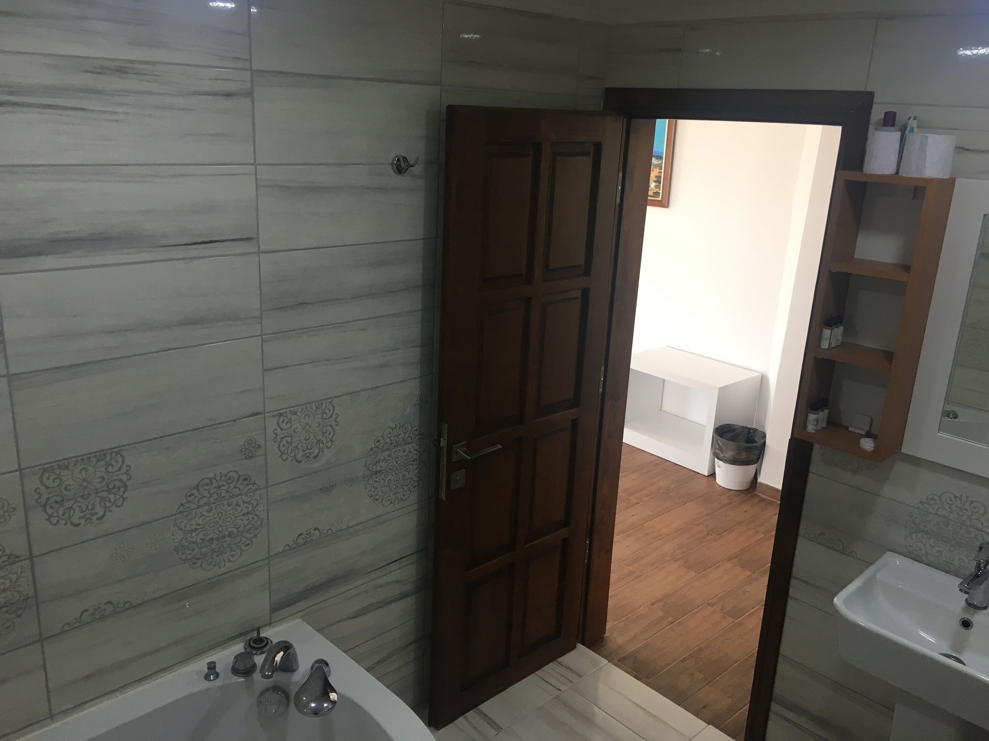 Elegance Hotel
