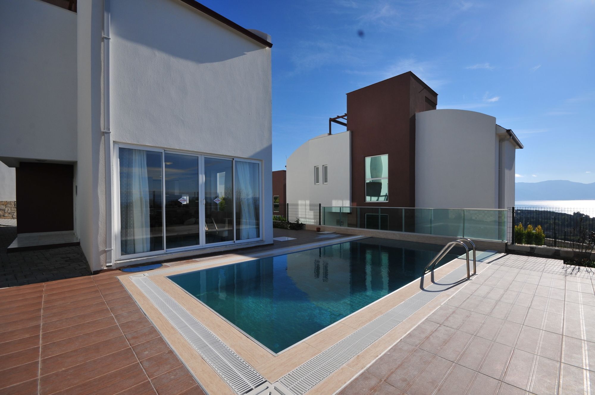 Ada Villa *