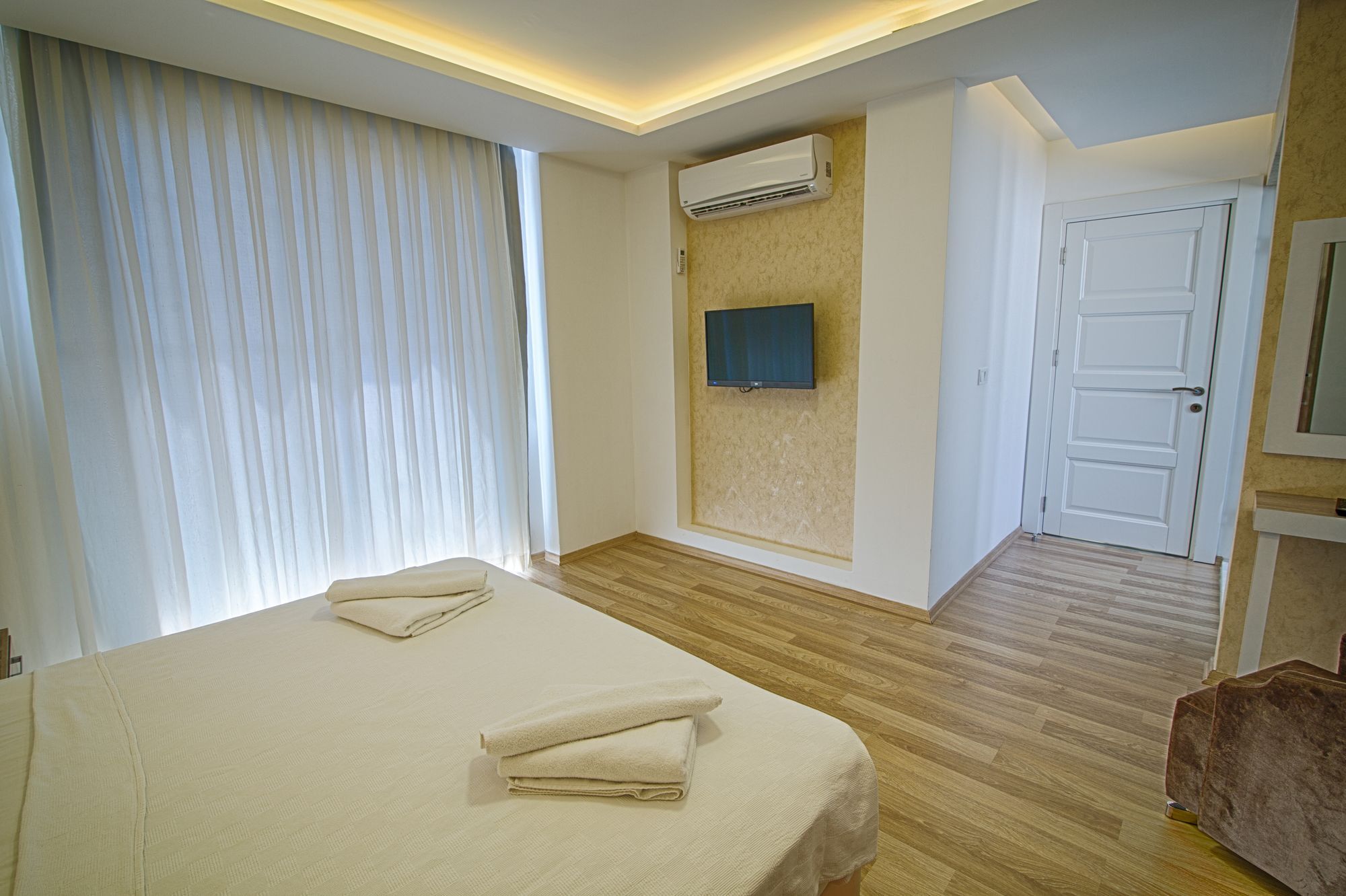 Ada Villa *