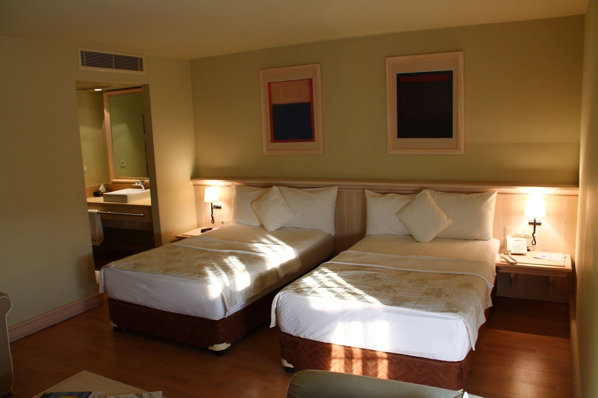 Yacht Club Hotel 5*