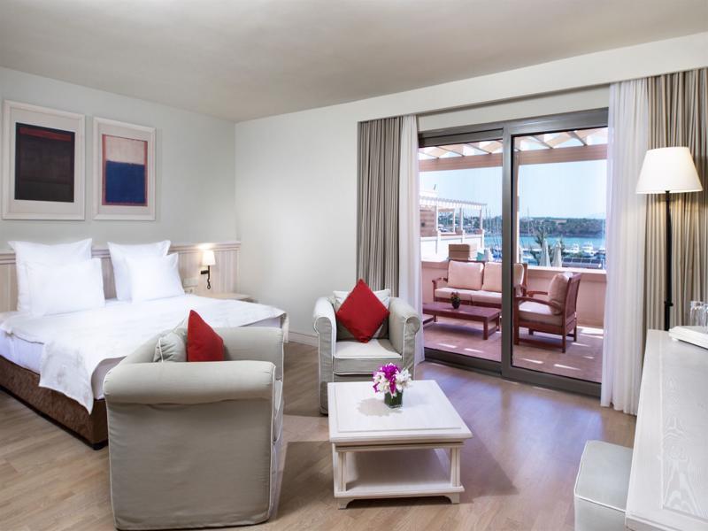 Yacht Club Hotel