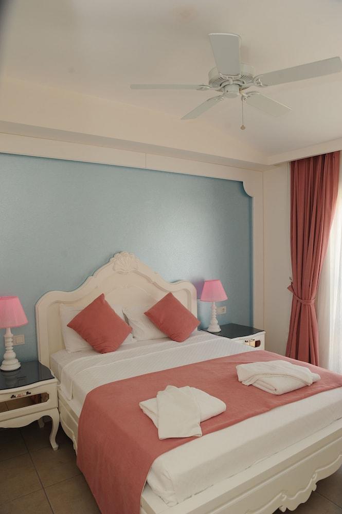 Montebello Deluxe Hotel