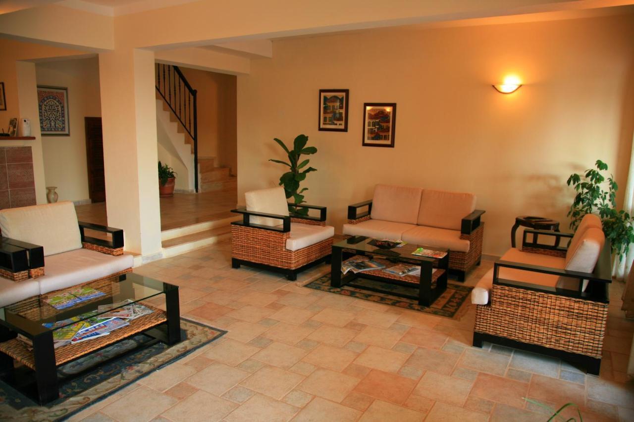 Asiyan Hotel *