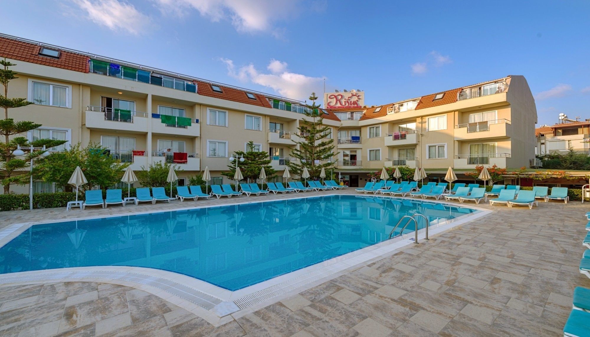 Hotel Risus Side
