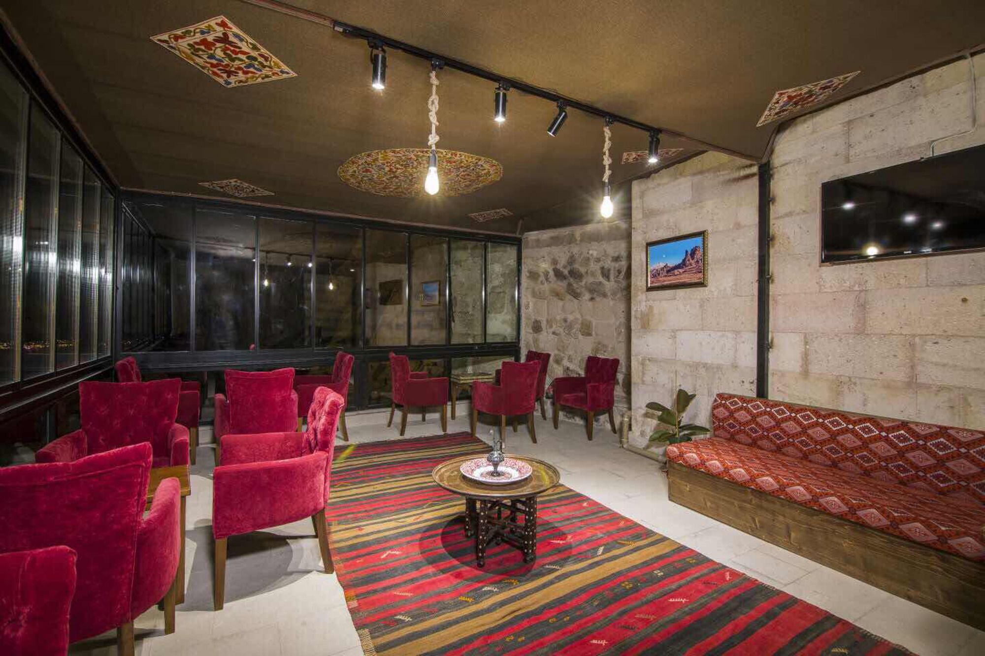Caldera Cave & Restaurant Hotel
