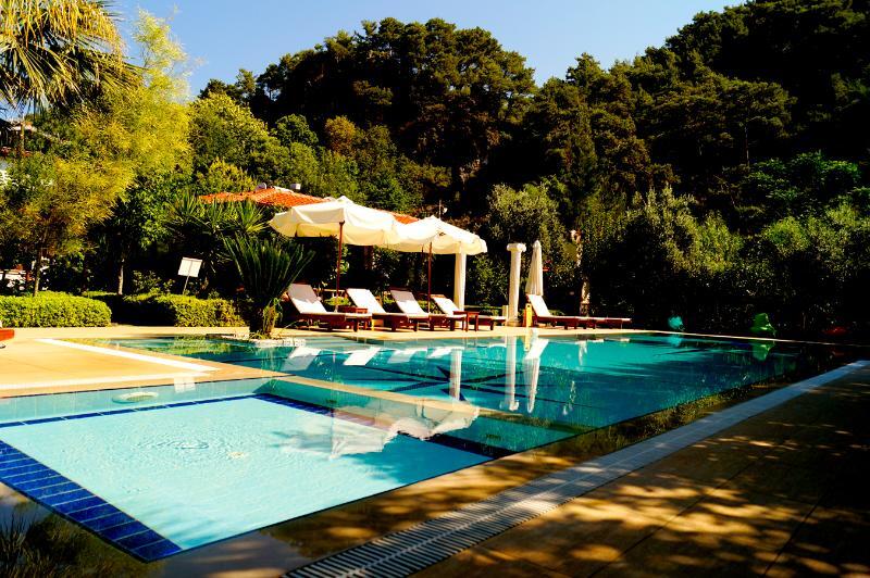 Dalos Hotel
