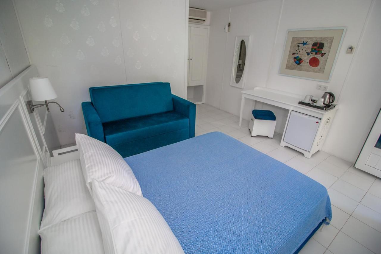 Blue & White 3*