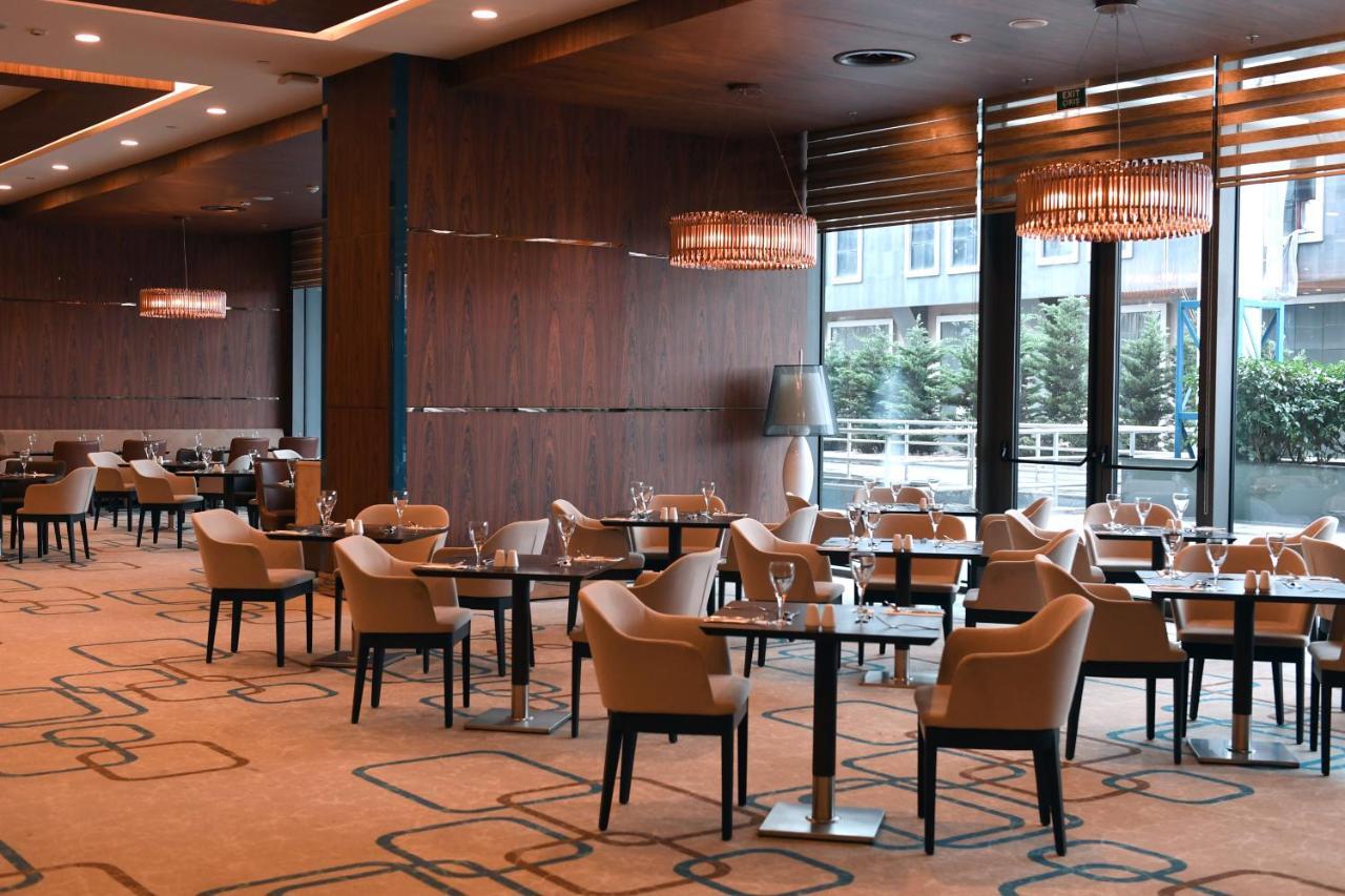 Mercure West & Convention Center Hotel