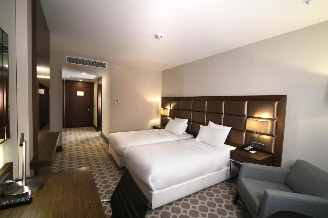 Mercure West & Convention Center Hotel