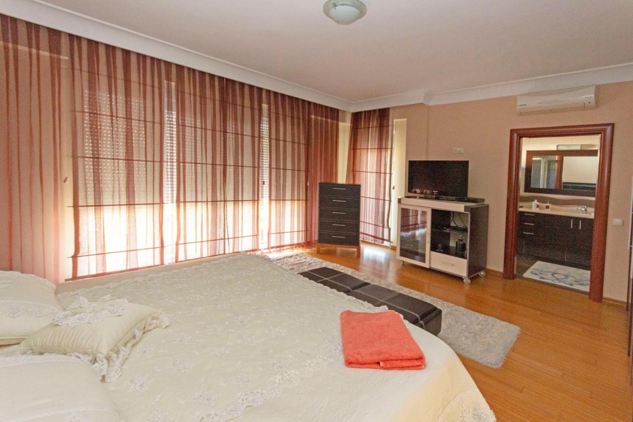 Paradise Town Hadrian 100 Mbps Free Wifi