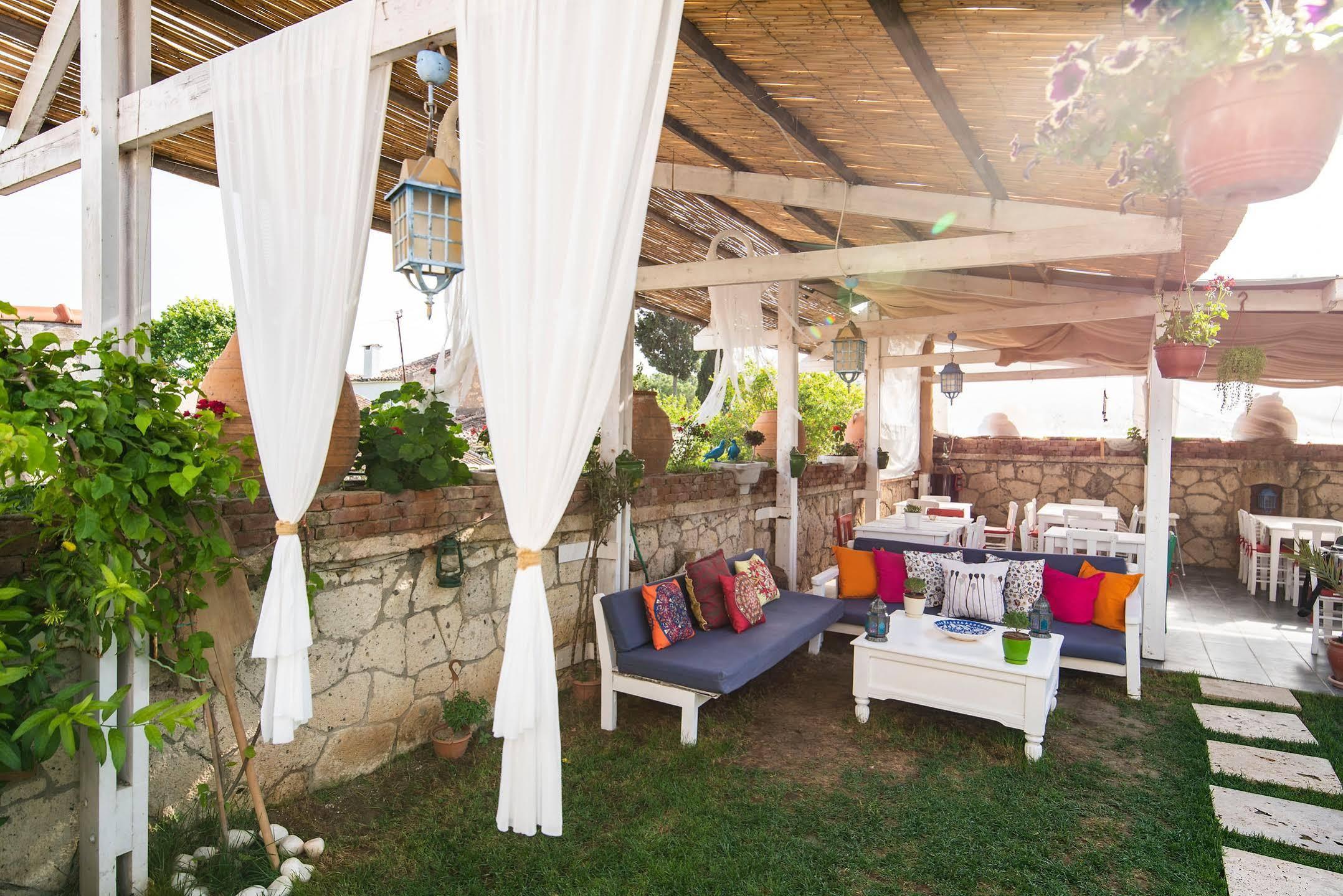 Sari Gelin Alacati