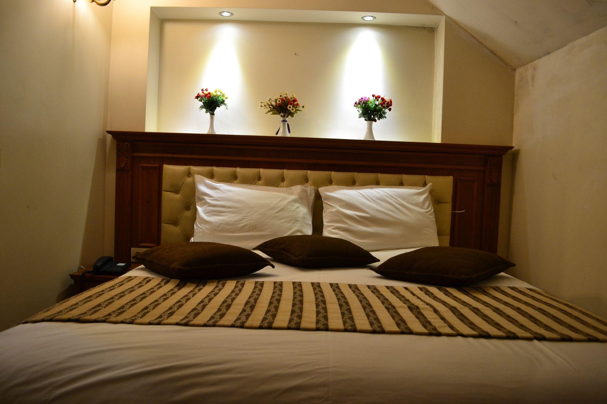 Hotel Seven Days -