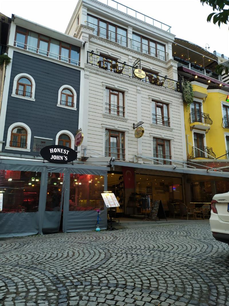 Magnaura House Hotel