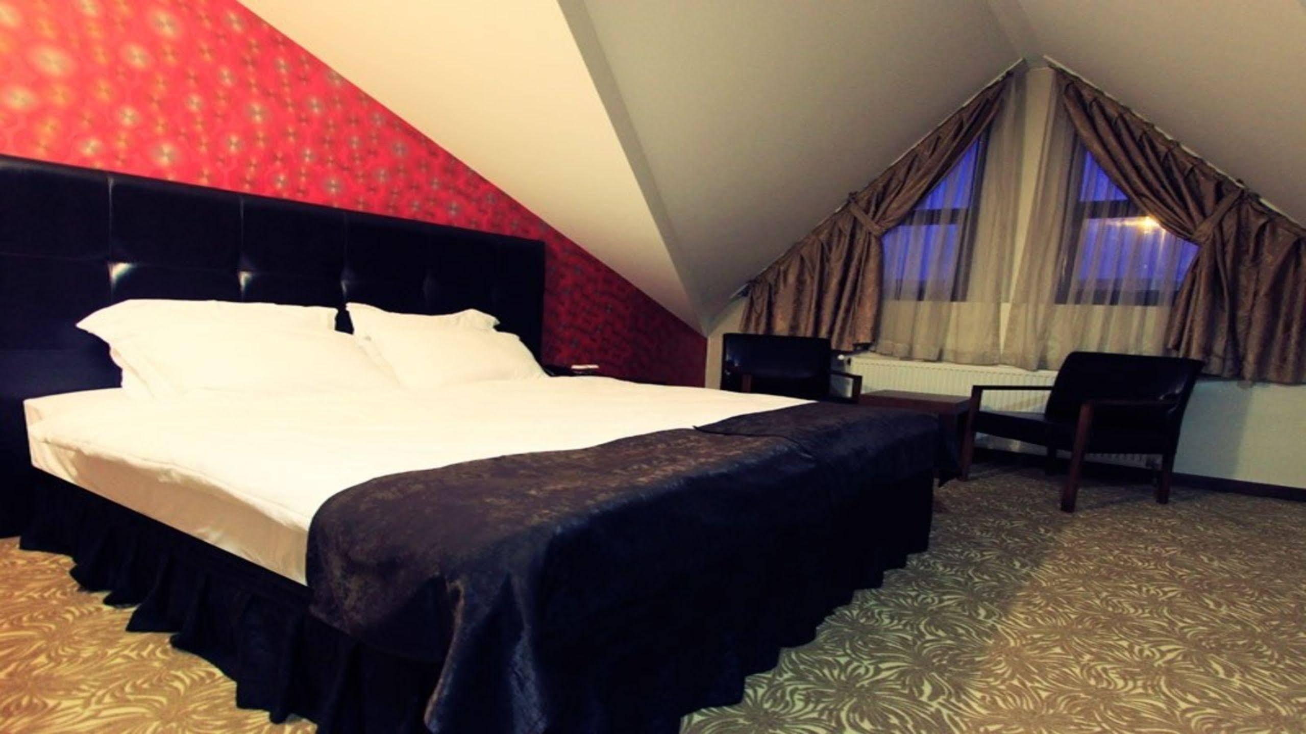 Highway Hotel