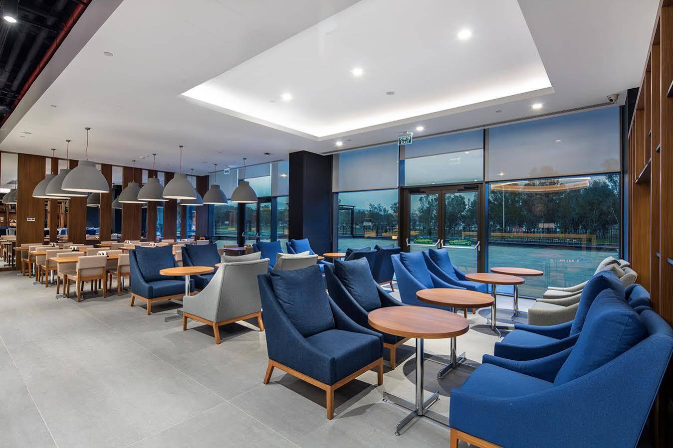 Hotel Hampton By Hilton Izmir