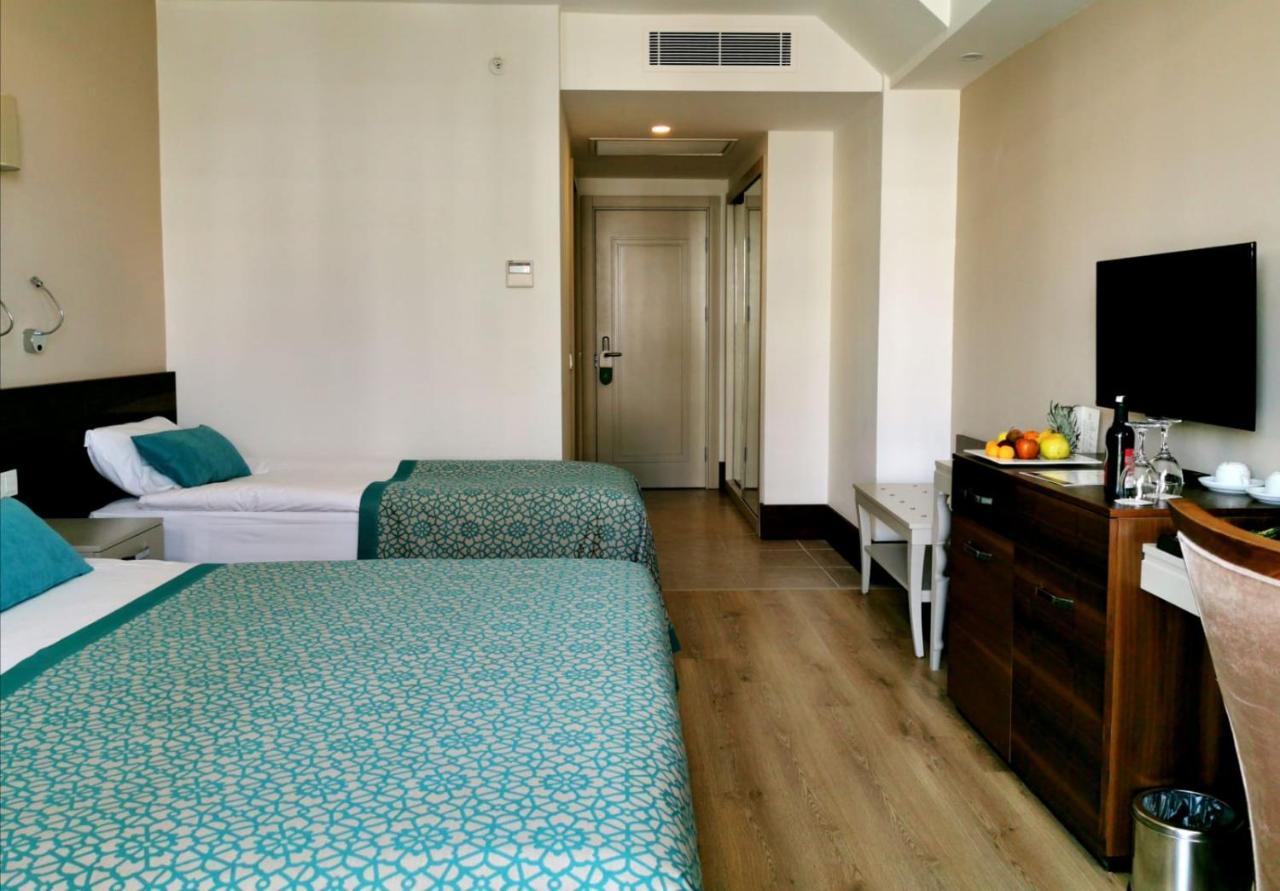 Crown Palace Ultra 5* Side