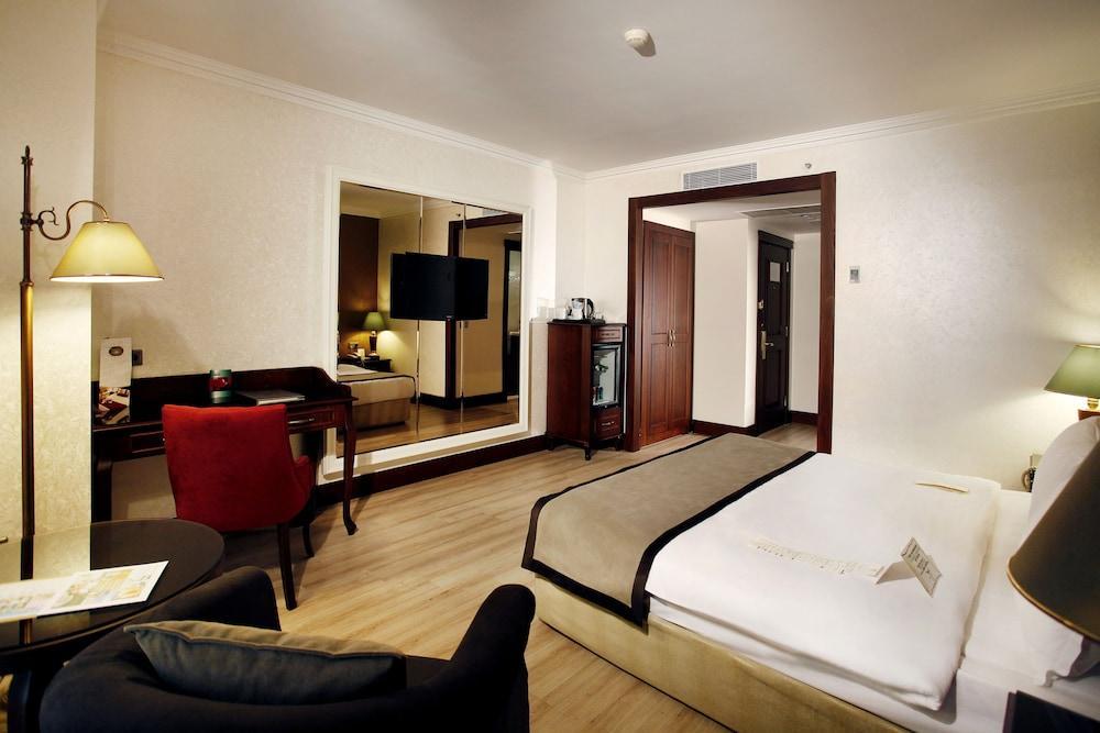 Hotel Occidental Taksim 4*