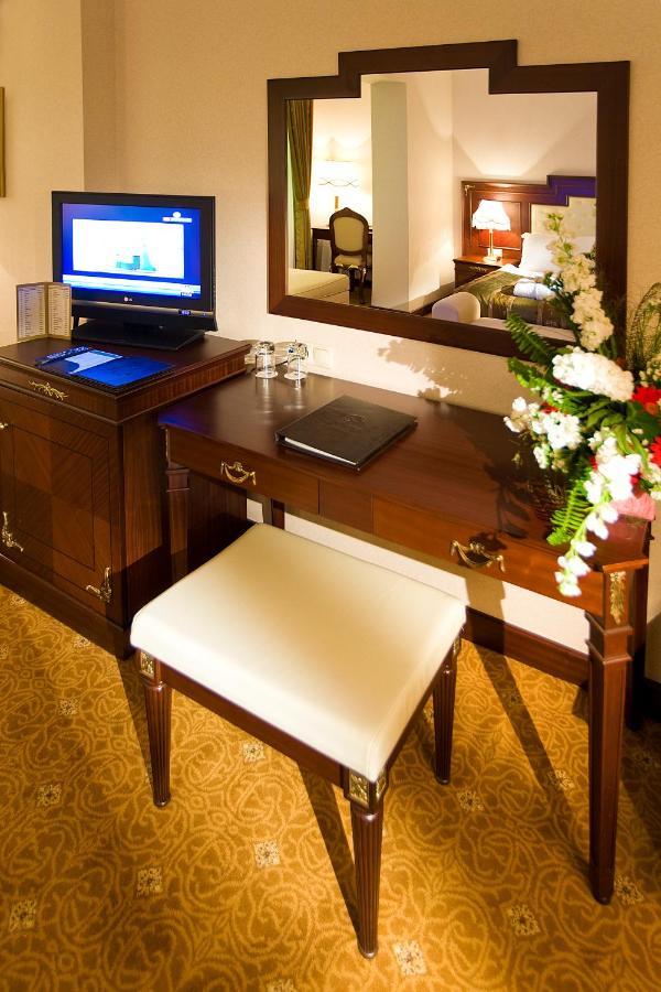 Latanya Palm & Airport Hotel