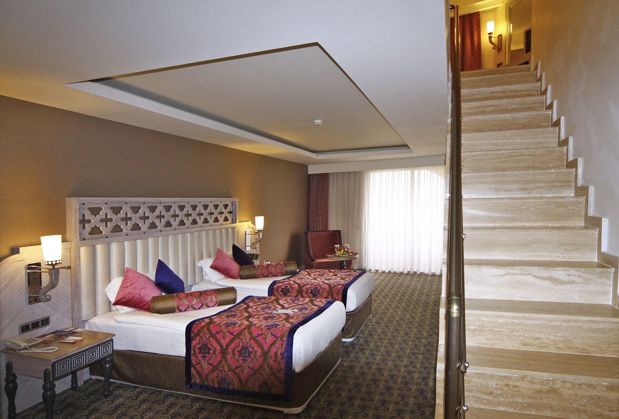 Resort Royal Alhambra Palace Side