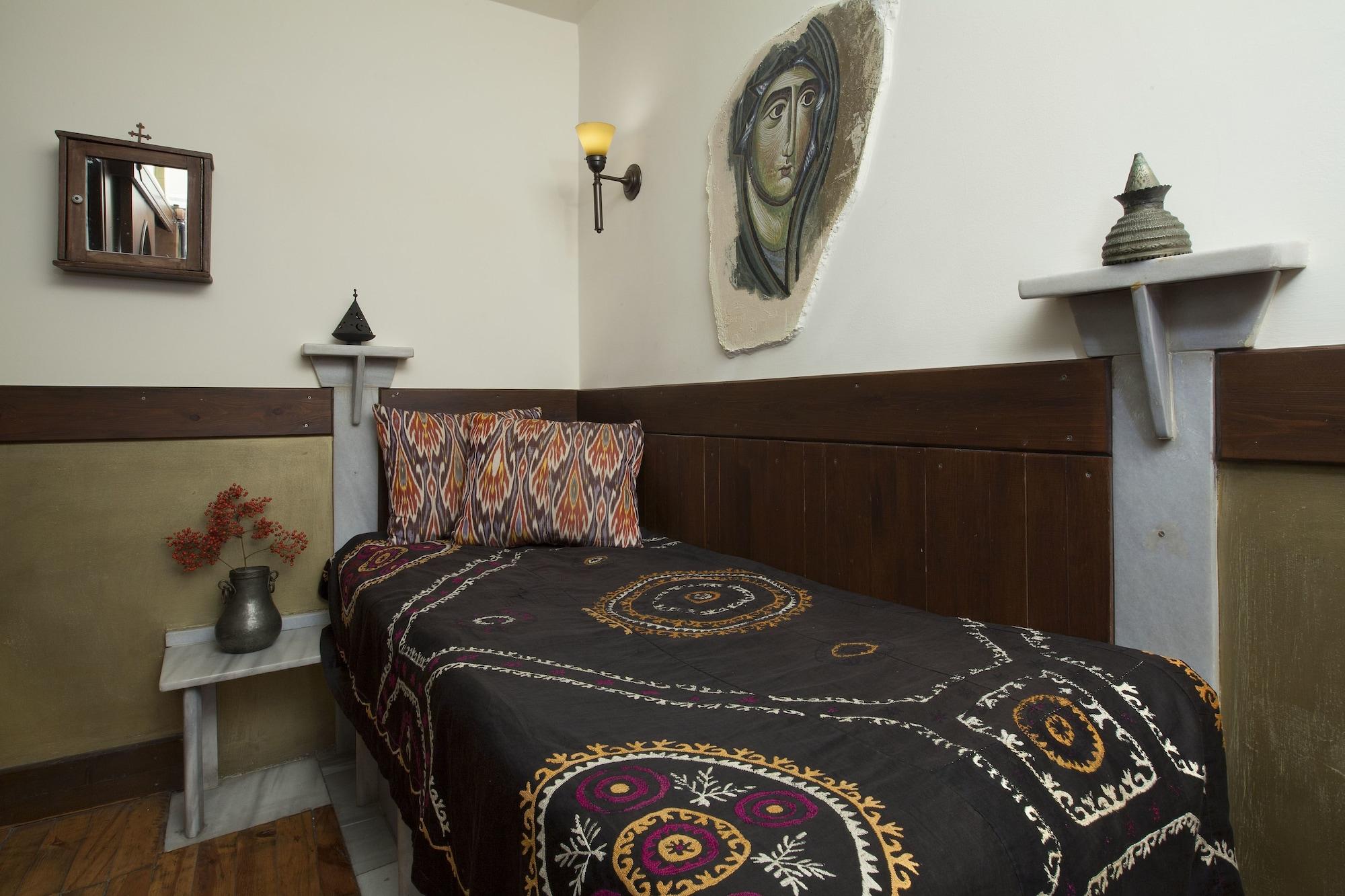 Hotel Empress Zoe 2*