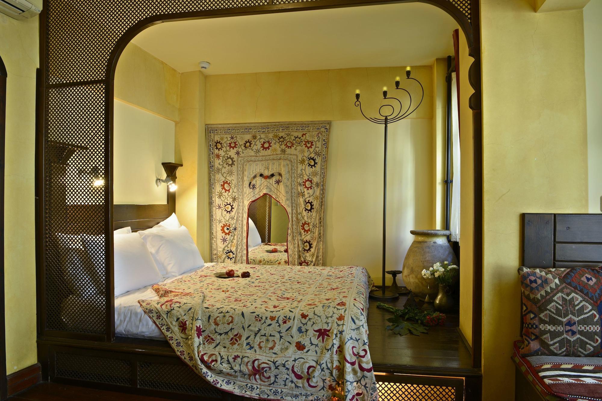 Hotel Empress Zoe 2*