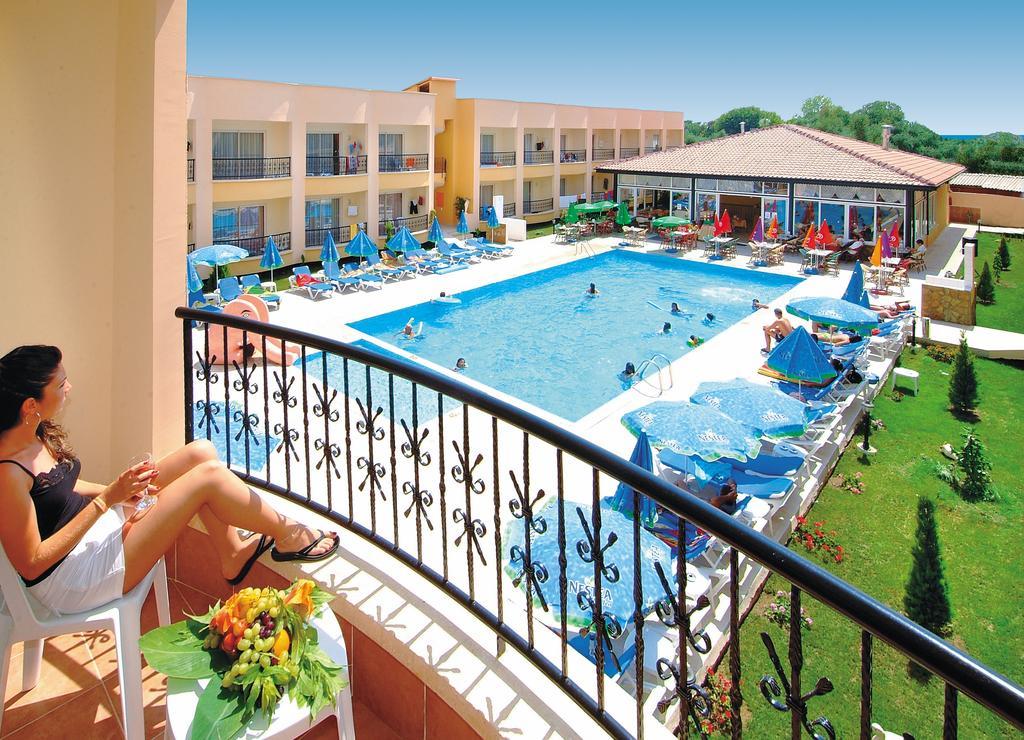 Sayanora Hotel Side