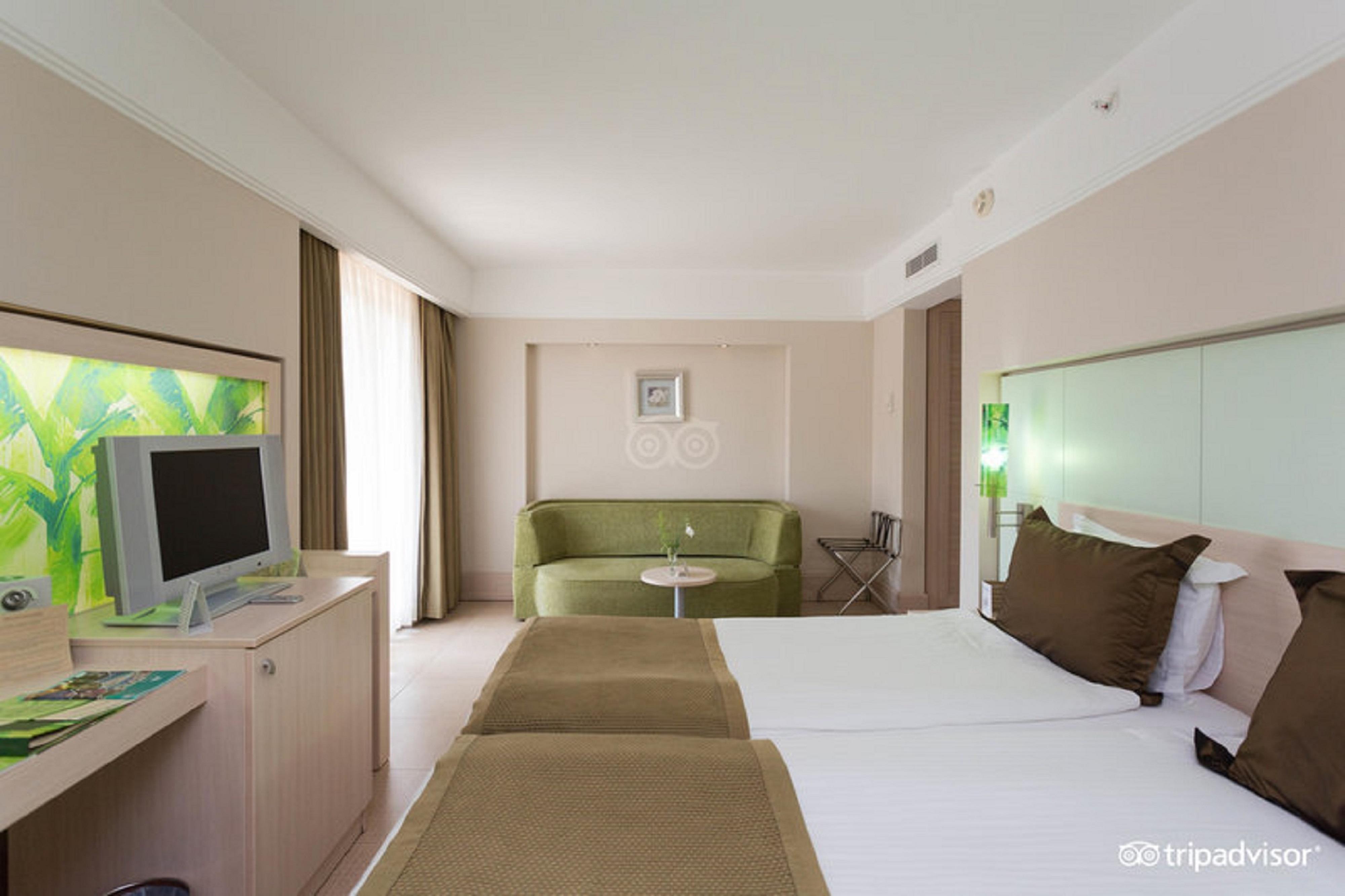 Ambassador Plaza 4*