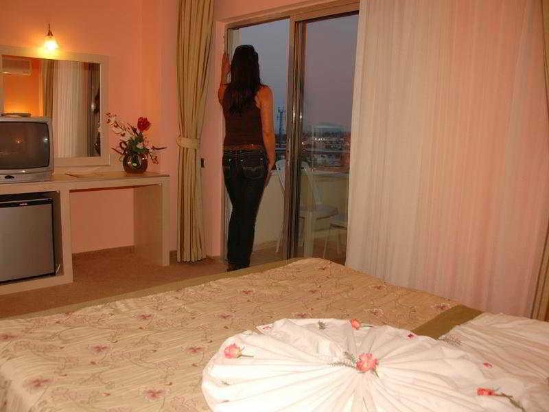 Sunbeach Hill Hotel Side