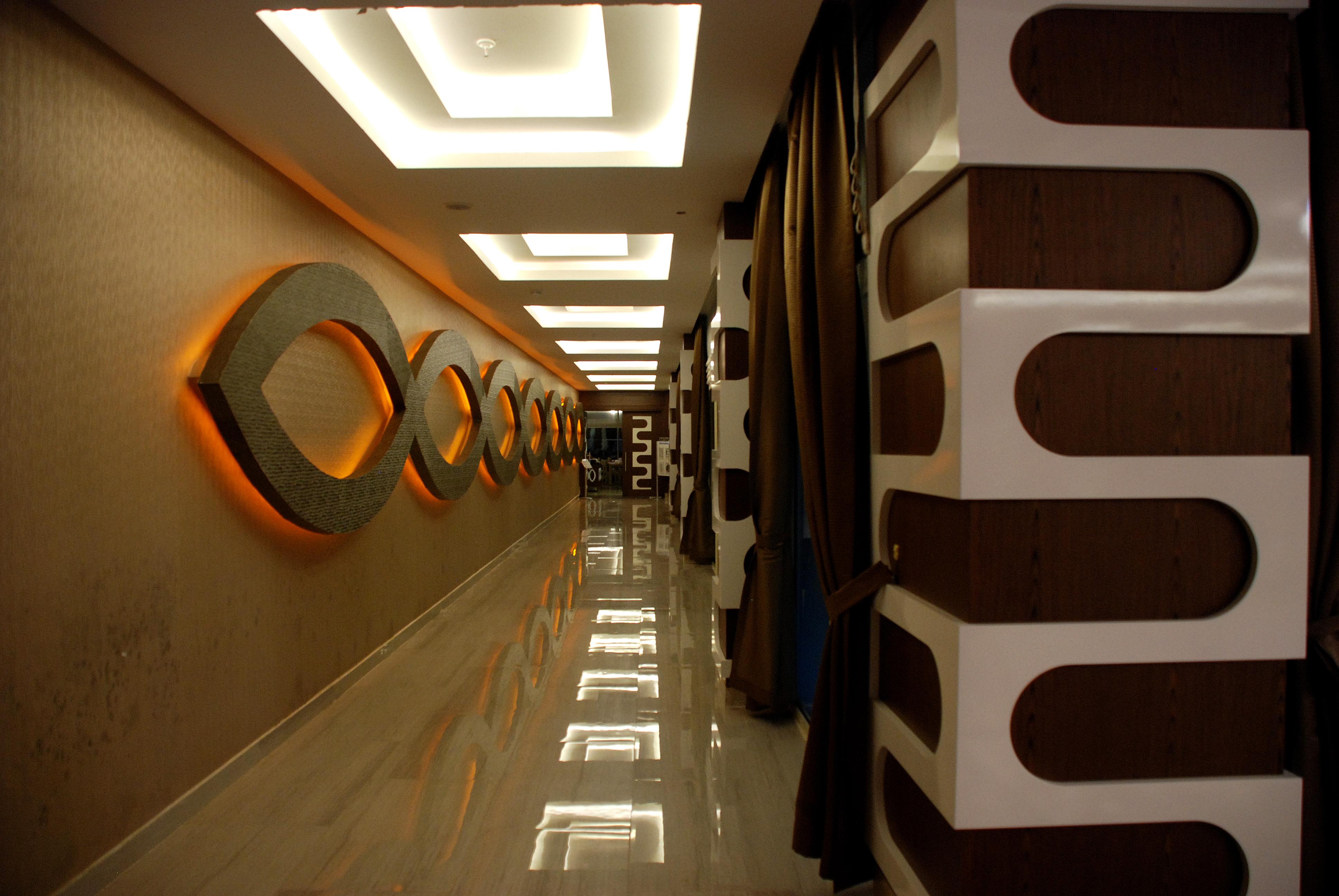 Hotel Maya World Side