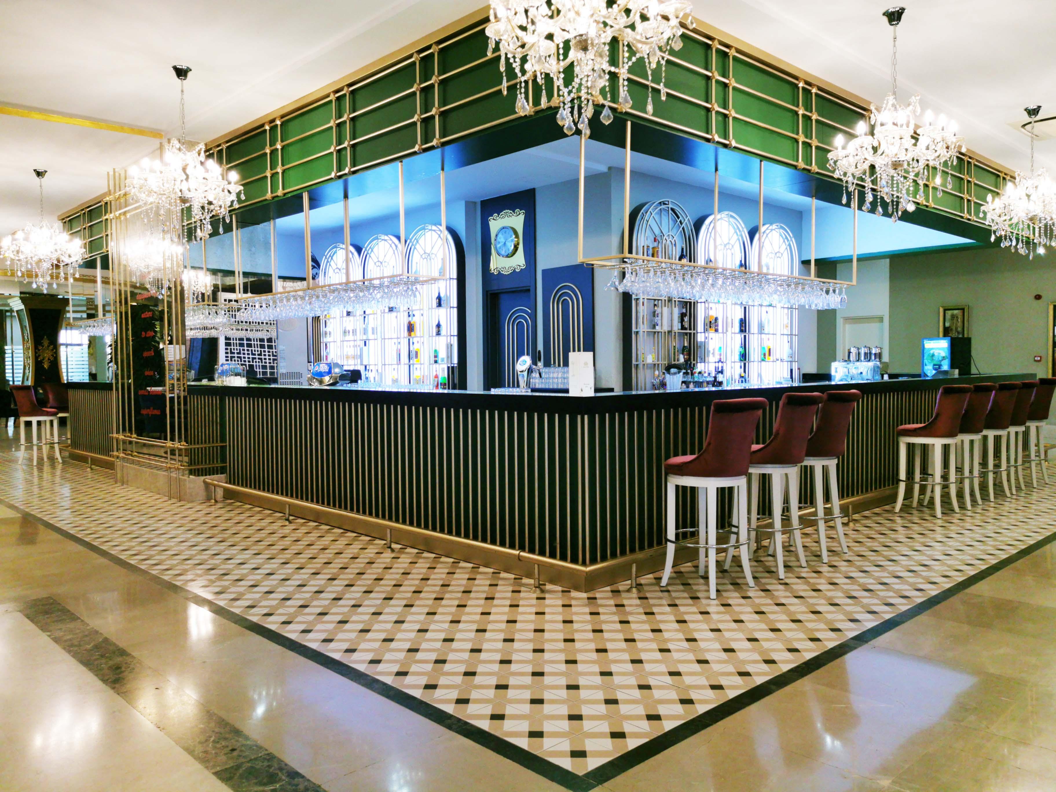 Crown Palace Ultra