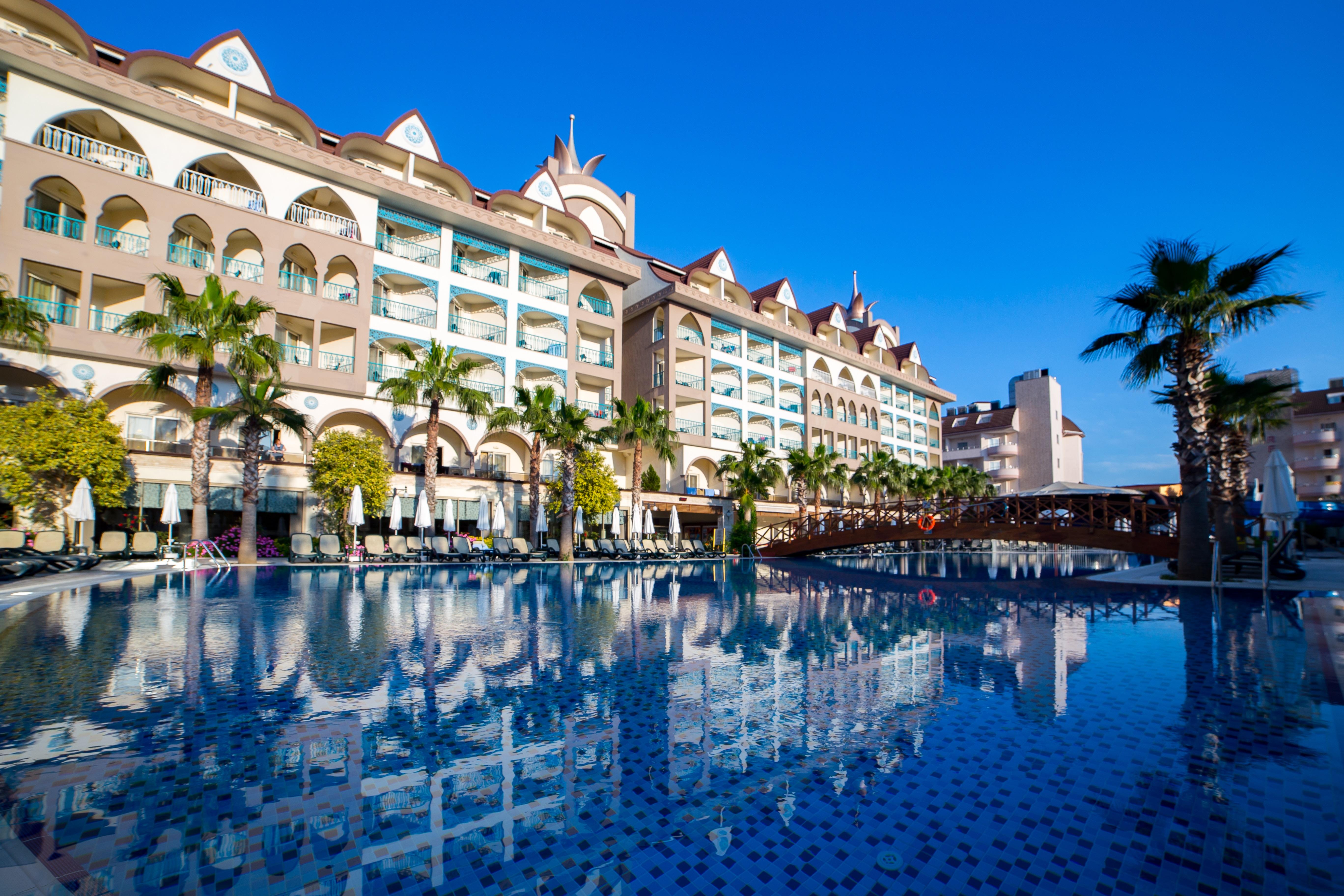 Crown Palace Ultra Side