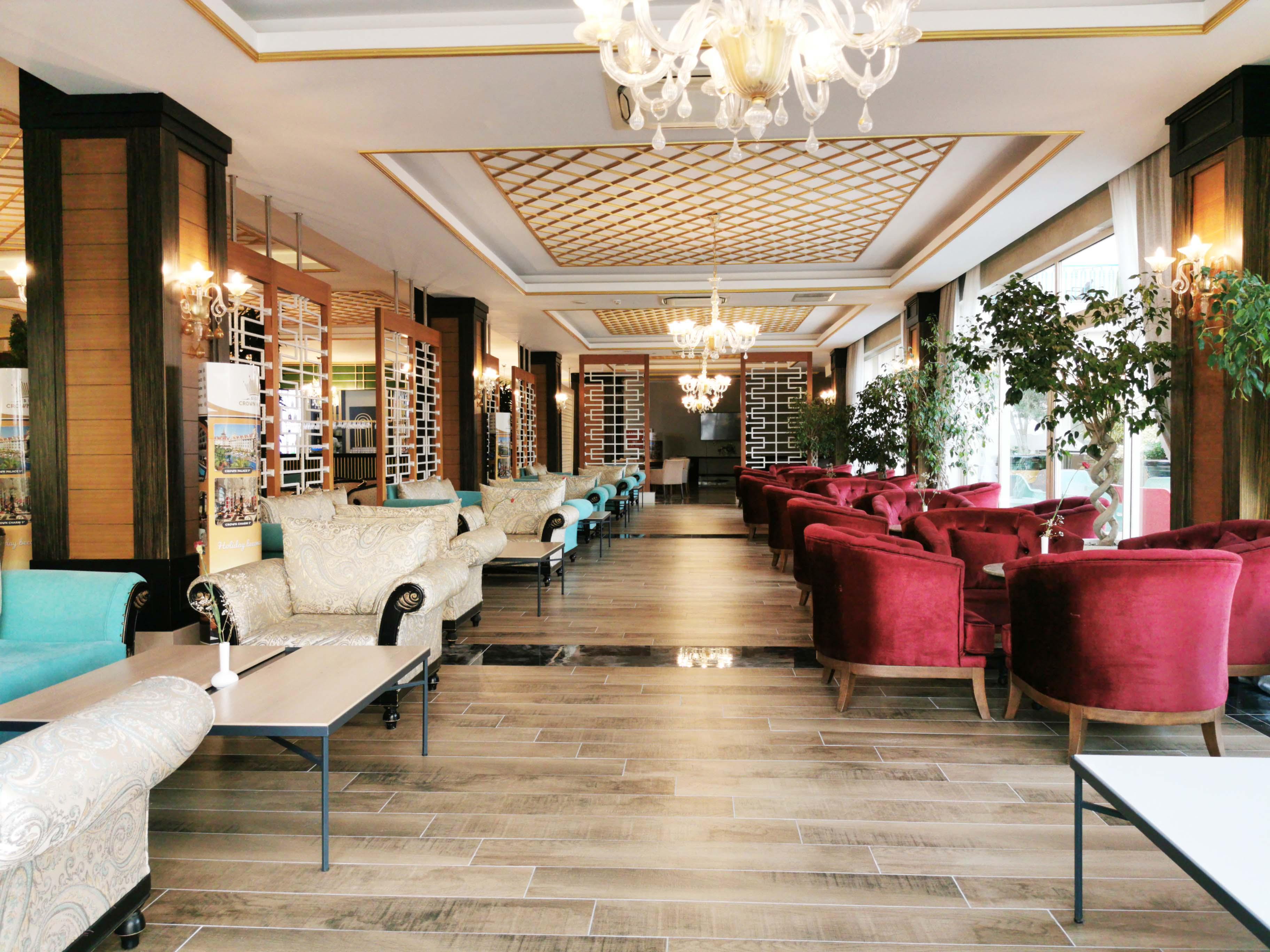 Crown Palace Ultra Side