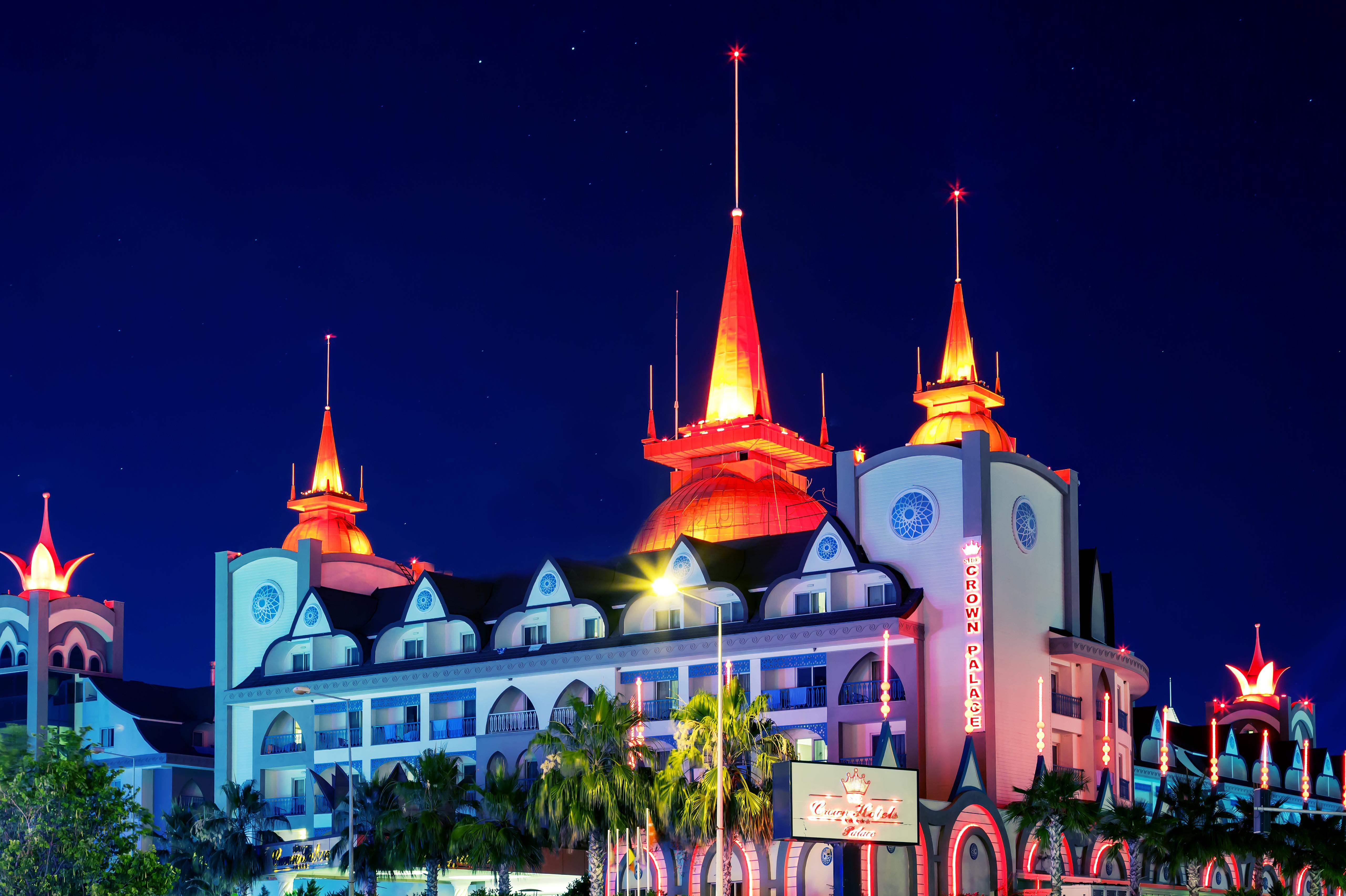 Crown Palace Ultra 5* Side