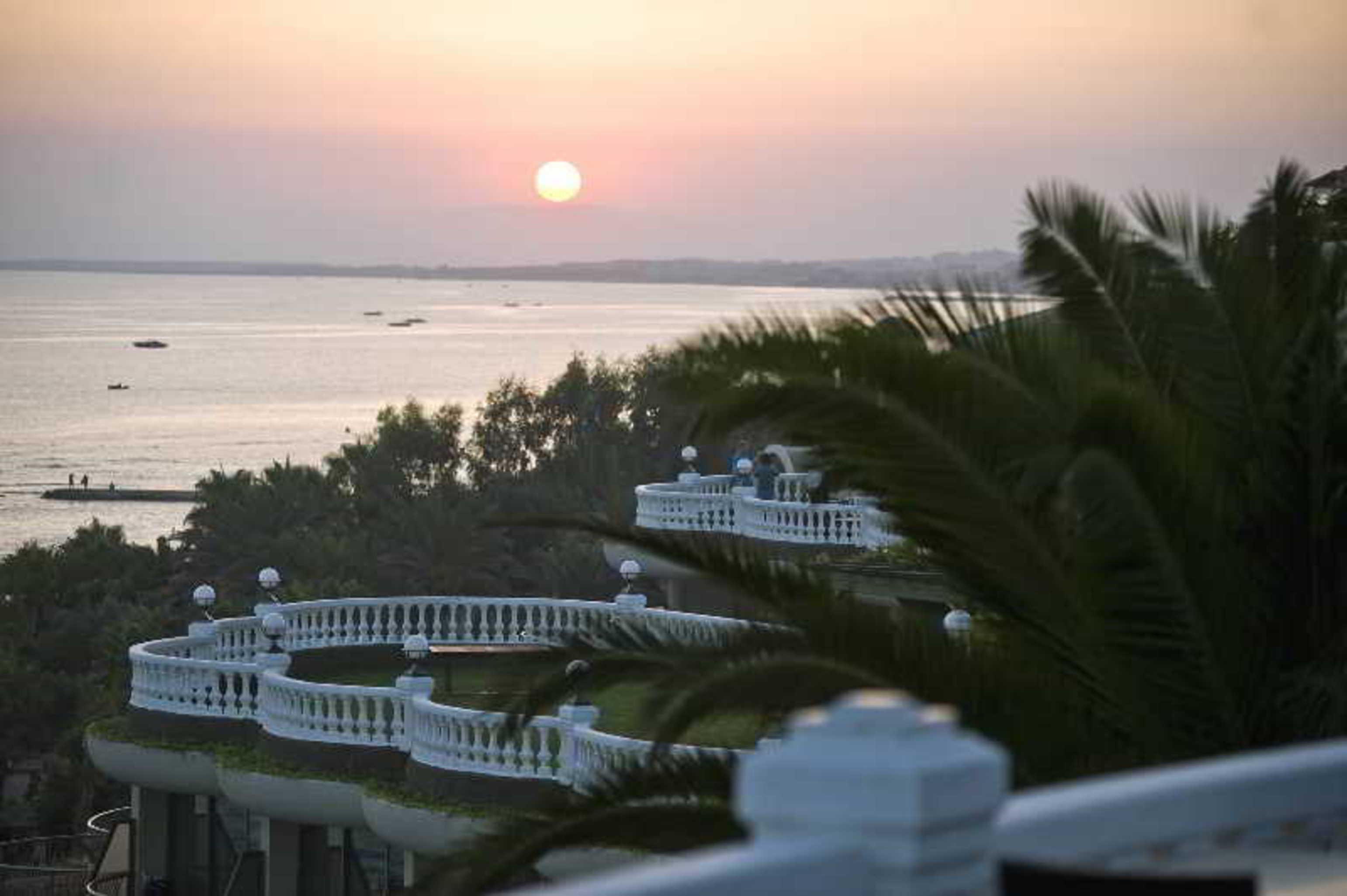 Sunrise Queen Luxury 5* Side