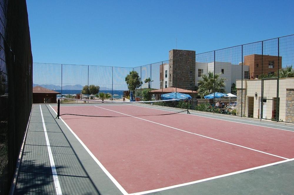 Tiana Hotel 4*
