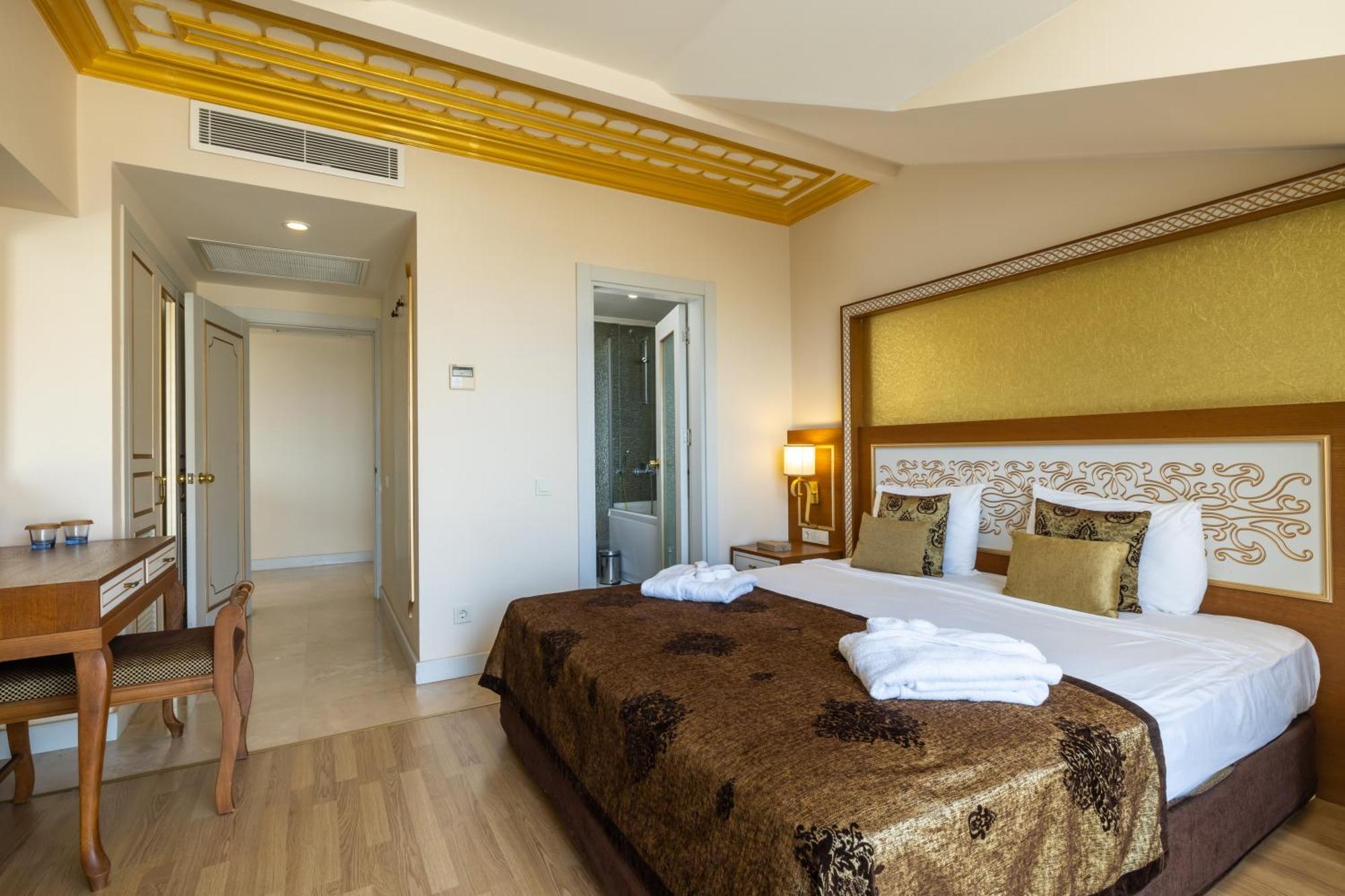 Crystal Palace Luxury & Resort 5*