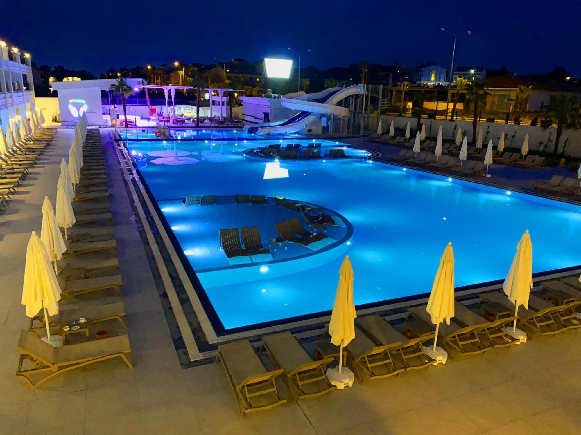 Hotel Sunthalia & Ultra Adults Only Party Side