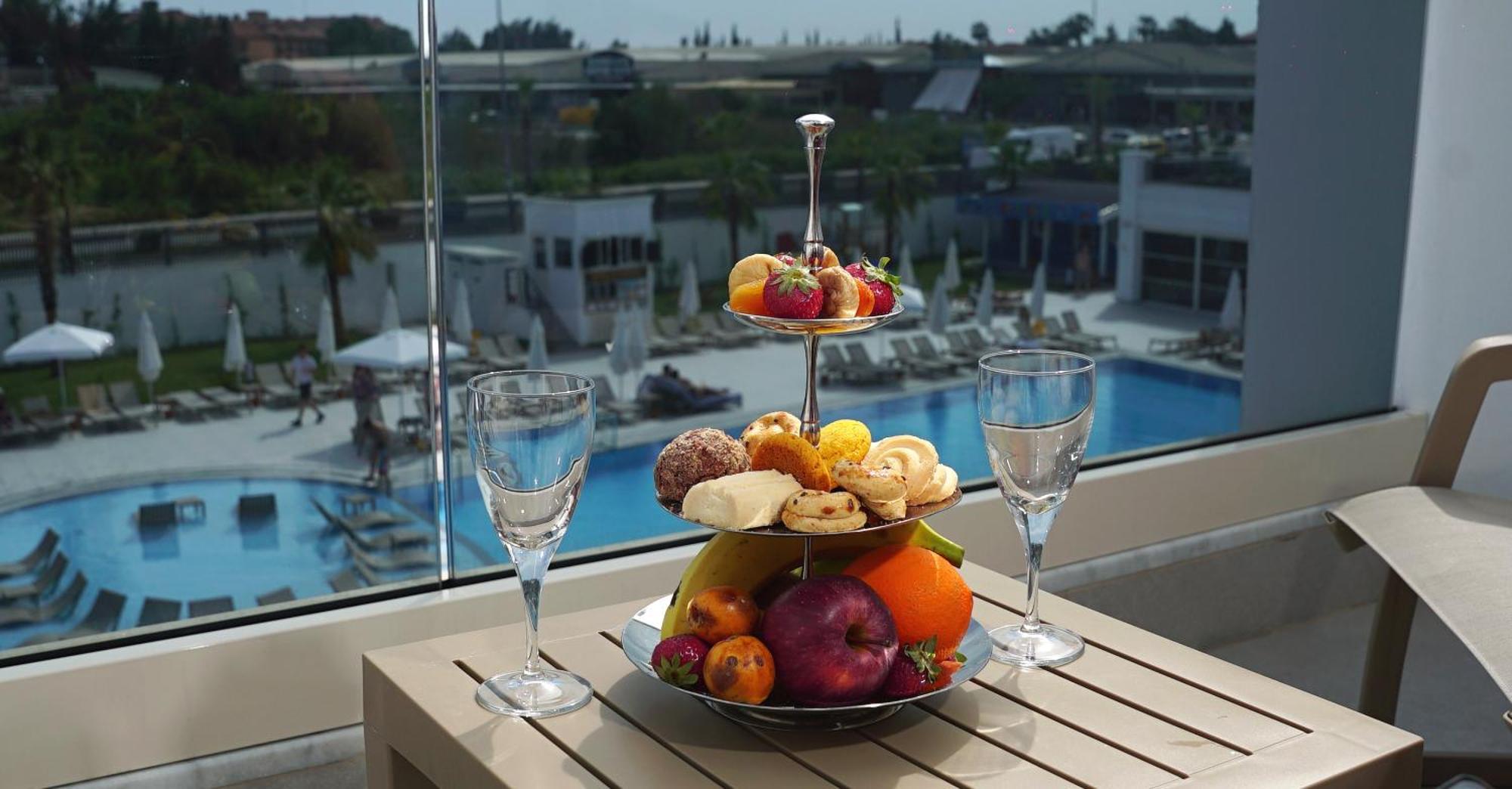 Hotel Sunthalia & Ultra Adults Only Party Side