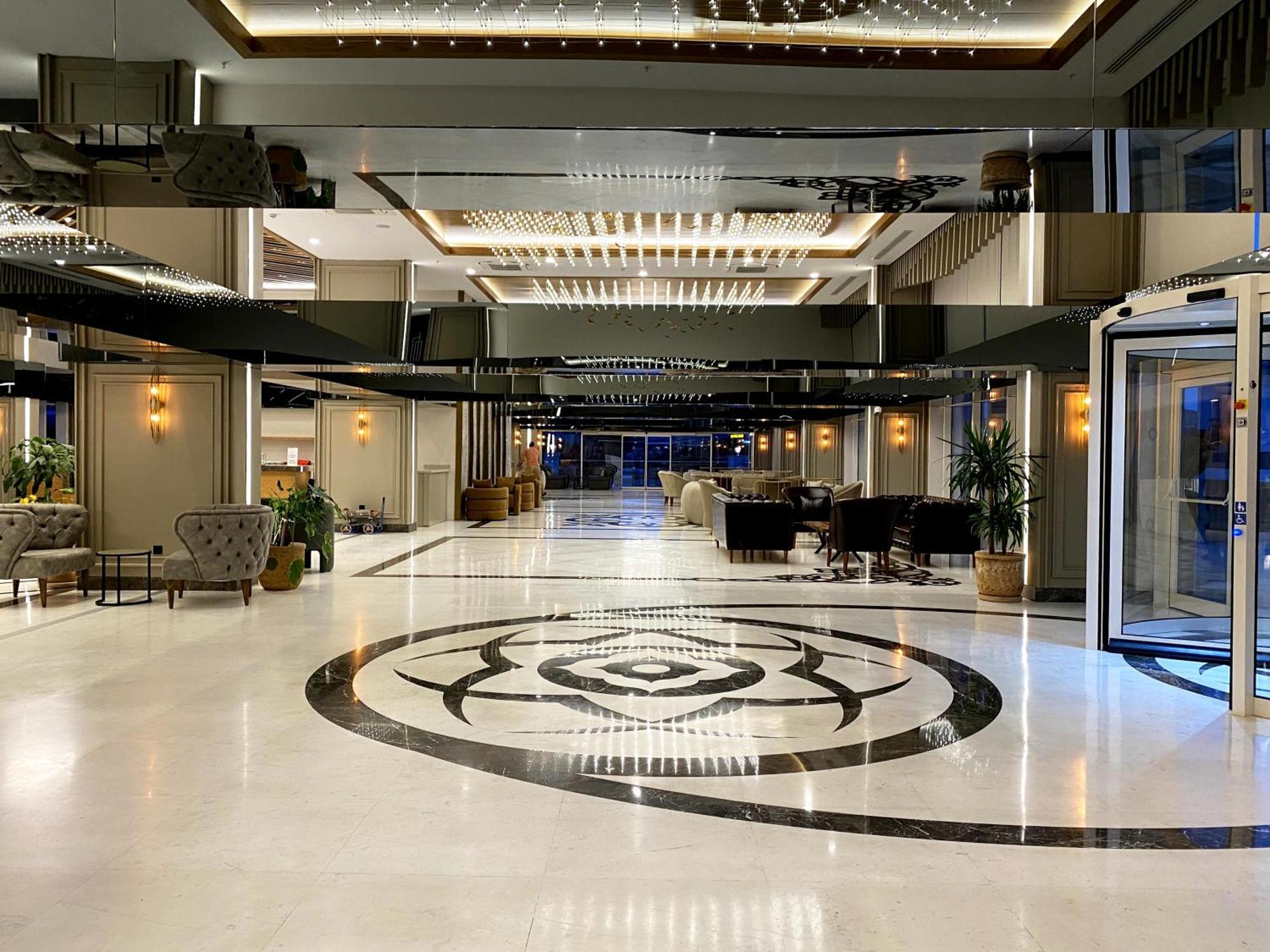 Hotel Sunthalia & Ultra Adults Only Party Side
